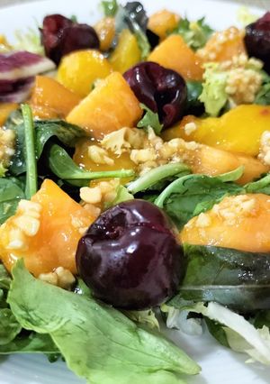 Una foto de Ensalada templada con fruta de temporada y almendra a la miel