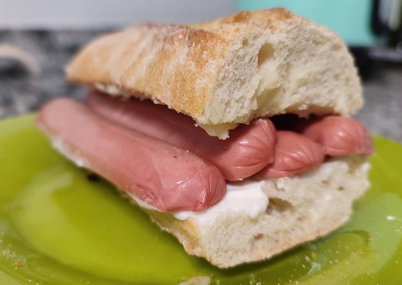 Bocadillo rápido de salchichas y algo más