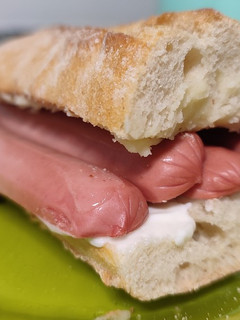 Una foto de Bocadillo rápido de salchichas y algo más