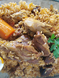 Una foto de Arroz con carne de ternera y pollo