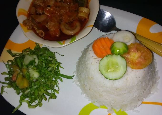 White rice with stew and salad