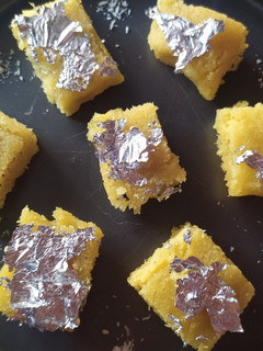 ताजे नारियल की बर्फी (Taaze nariyal ki barfi recipe in hindi) रेसिपी मुख्य फोटो