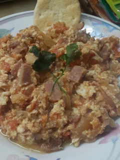 Una foto de Revuelto de tomate y jamón 🍅🍅🍳