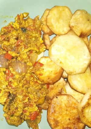 A picture of Fried sweet potato with egg sauce.