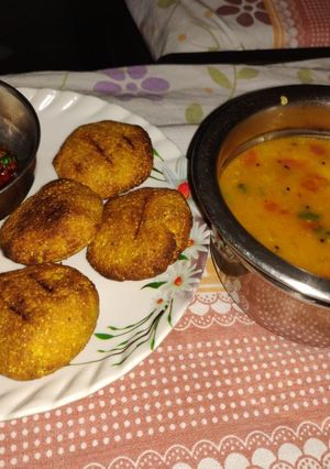 દાળ બાટી અને લાલ મરચા ની ચટણી (Dal Baati & Red Chilli Chutney Recipe In Gujarati) રેસીપી મુખ્ય ફોટો