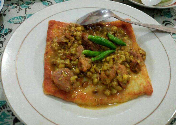 Martabak kornet kentang kuah gulai kacang ijo