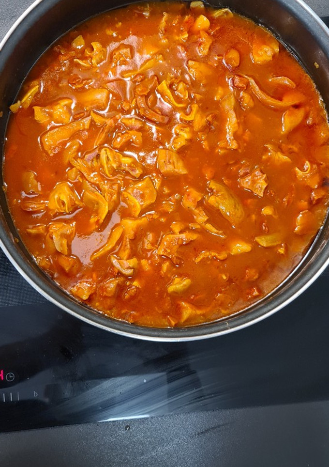 Una foto de Oreja y morro en salsa con chorizo
