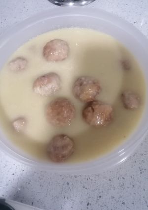 Una foto de Albóndigas con salsa de almendras