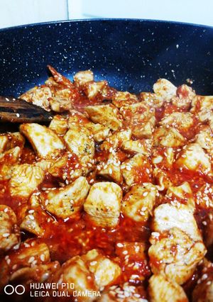 Szezámmagos-paradicsomos csirkepörkölt recept fotója