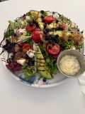 Ensalada templada con aguacate, queso y cebolla caramelizada