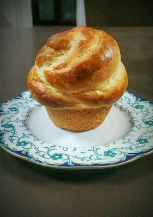 A picture of Sweet rose shaped breakfast bun.