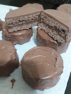 Una foto de Alfajores de chocolate bien artesanales. EXQUISITOS!!!!