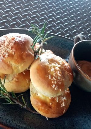 Una foto de Bollos🥯 de jamón y queso con dip de chipotle 😋