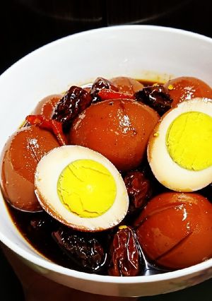 Hình của món Trứng gà tiềm ngũ vị táo đỏ kỷ tử.