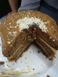 Una foto de Tarta de turrón, chocolate y almendras