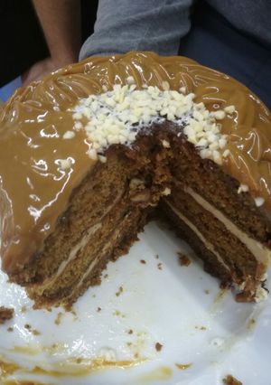 Una foto de Tarta de turrón, chocolate y almendras