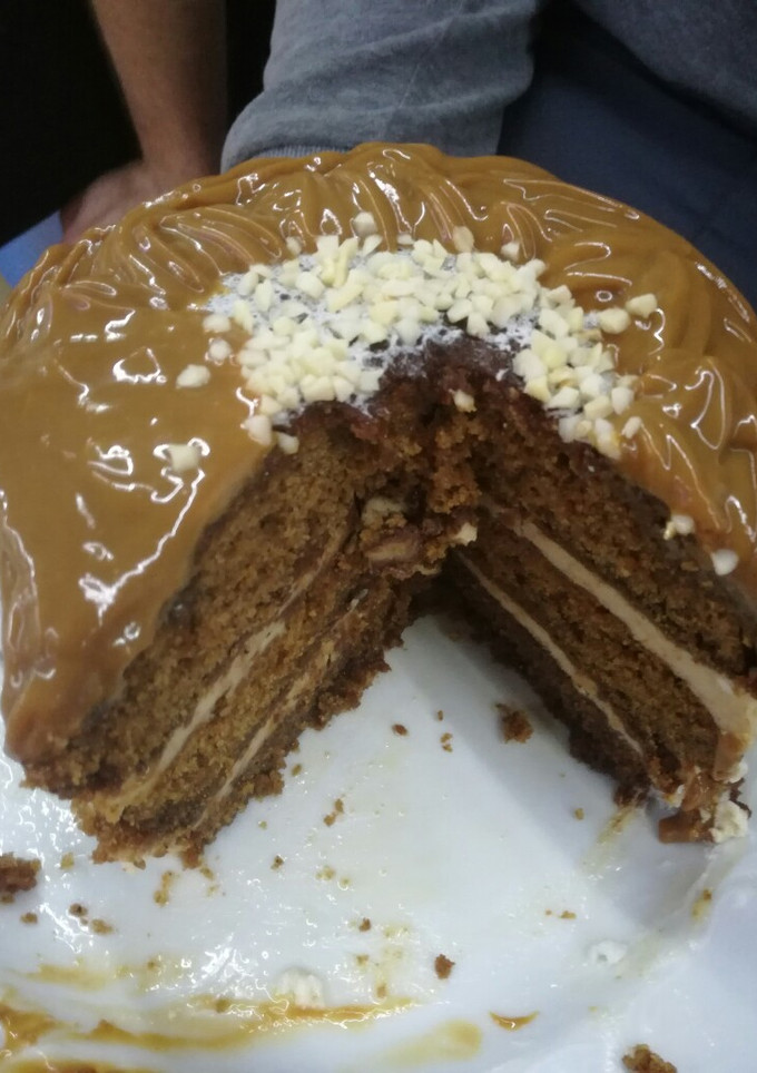 Una foto de Tarta de turrón, chocolate y almendras