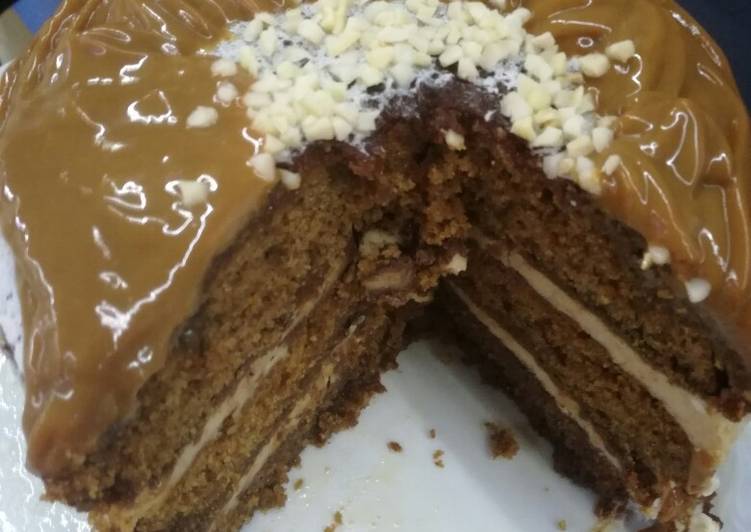 Tarta de turrón, chocolate y almendras