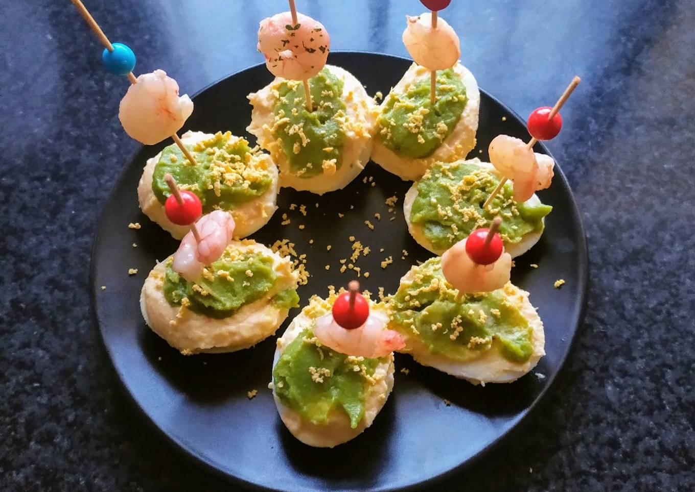 Huevos rellenos de gambas y aguacate