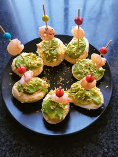 Una foto de Huevos rellenos de gambas y aguacate