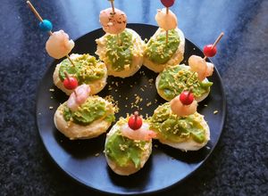 Foto principal de Huevos rellenos de gambas y aguacate