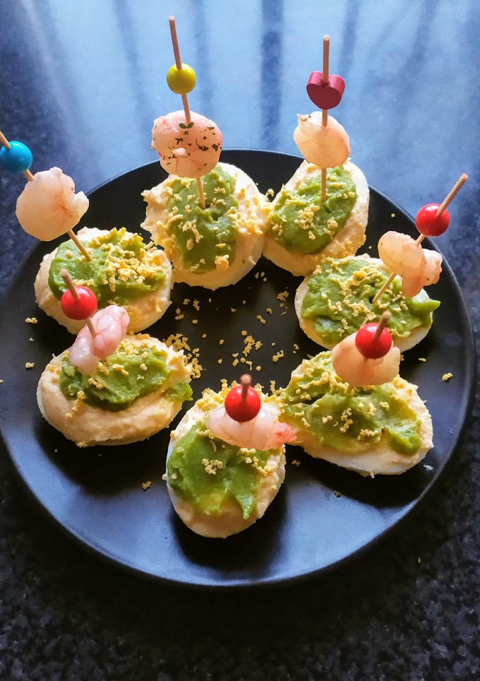Una foto de Huevos rellenos de gambas y aguacate