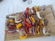 Una foto de brochetas a la parrilla