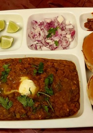 A picture of Mumbai style Pav Bhaji.