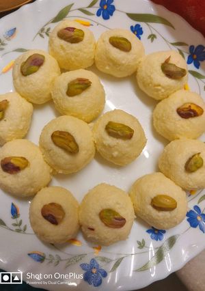 A picture of Malai ladoo.
