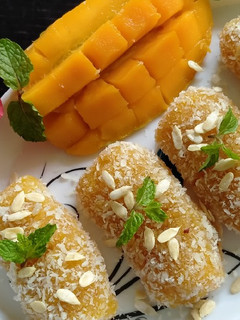 मैंगो कलाकंद रोल्स (Mango Kalakand Rolls Recipe in Hindi) रेसिपी मुख्य फोटो