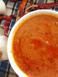 लहसुन की तीखी चटनी(lehsun ki tikhi chutney recipe in hindi) रेसिपी मुख्य फोटो
