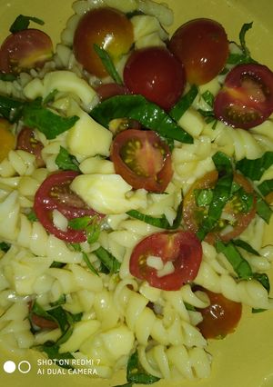 Una foto de Ensalada de pasta caprese