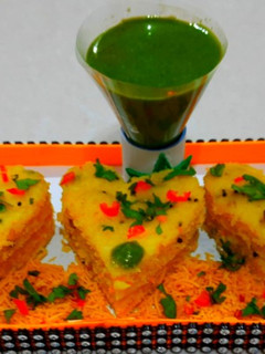 ગુજરાતી હાર્ટ ઢોકળા (Heart Dhokla Recipe In Gujarati) રેસીપી મુખ્ય ફોટો