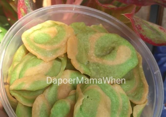 Wajib coba! Bagaimana cara bikin Kuping Gajah Pandan sajian Hari Raya  nagih banget