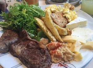 Una foto de Brunch de Bife con huevo y quesos