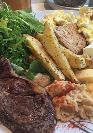 Una foto de Brunch de Bife con huevo y quesos