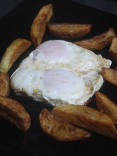 Una foto de Huevos cuadrados con patatas fritas