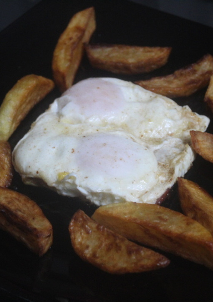 Una foto de Huevos cuadrados con patatas fritas