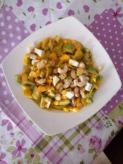 Una foto de Tartar de mango, aguacate, queso, anacardos y pollo