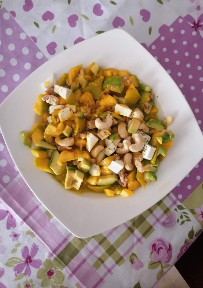 Una foto de Tartar de mango, aguacate, queso, anacardos y pollo