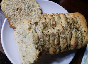 Una foto de Pan 🍞 saborizados con ajo y perejil