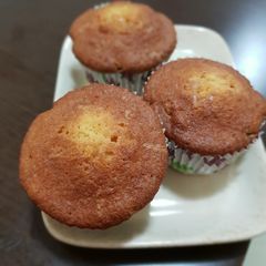 A picture of Pineapple sponge cupcake.