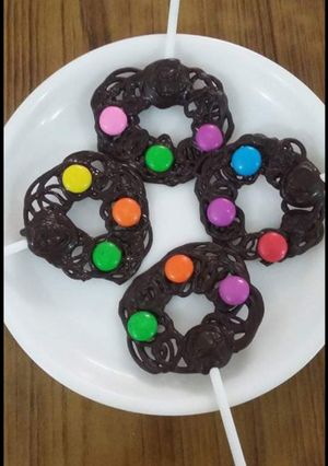 चॉकलेट लॉलीपॉप (लेस डिसाइन) (chocolate lollipop(lace design)recipe in hindi) रेसिपी मुख्य फोटो