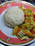 ไก่ผัดผงกะหรี่ราดหน้าข้าว