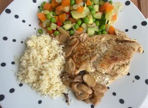 Foto de Bife de frango com cuscuz e legumes