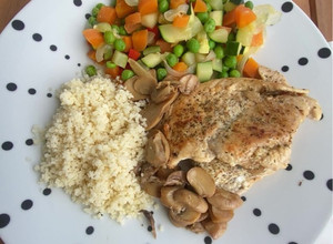 Foto de Bife de frango com cuscuz e legumes
