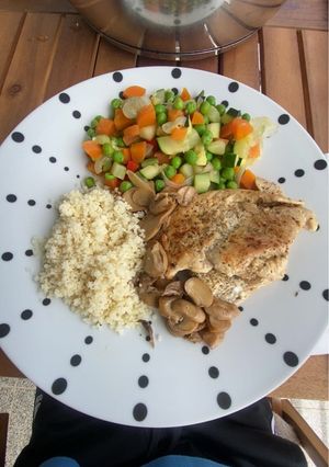 Foto de Bife de frango com cuscuz e legumes