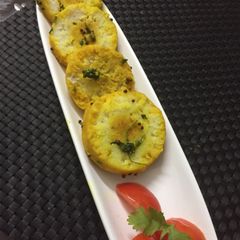 A picture of Steamed Sooji Slices.