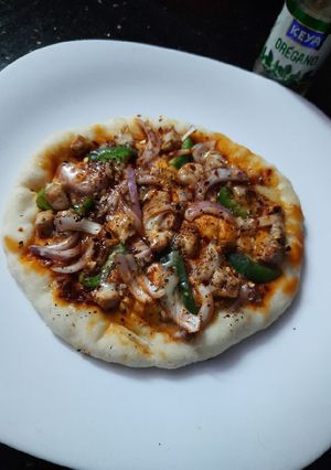 চিজি চিকেন পিজ্জা (cheesy chicken pizza recipe in Bengali) রেসিপির প্রধান ছবি