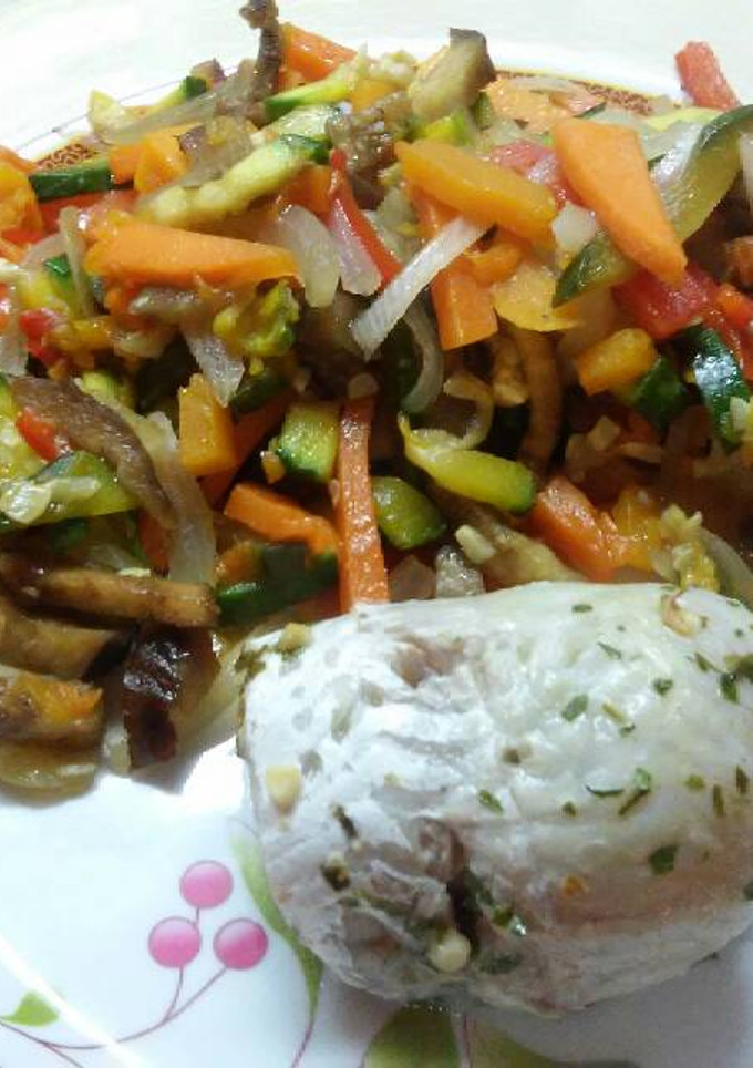 Una foto de Rolls de merluza a la provenzal con ensalada de verdura